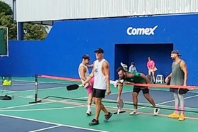 Tay vợt pickleball đá thẳng vào đầu đối thủ sau trận thua