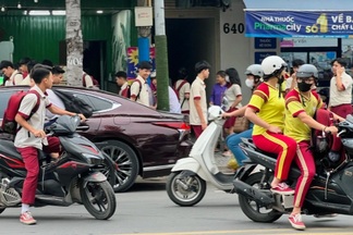 Liên tục bị xử phạt, học sinh Bình Dương vẫn chạy xe máy đến trường