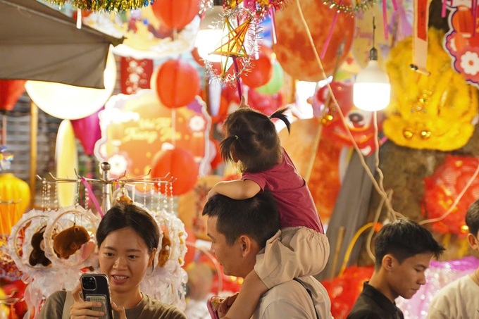 Early Mid-Autumn festival atmosphere hits Hanoi streets - 2