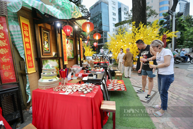 Tet calligraphy street in HCM City opens - 2