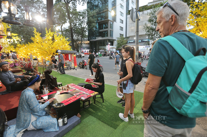 Tet calligraphy street in HCM City opens - 3