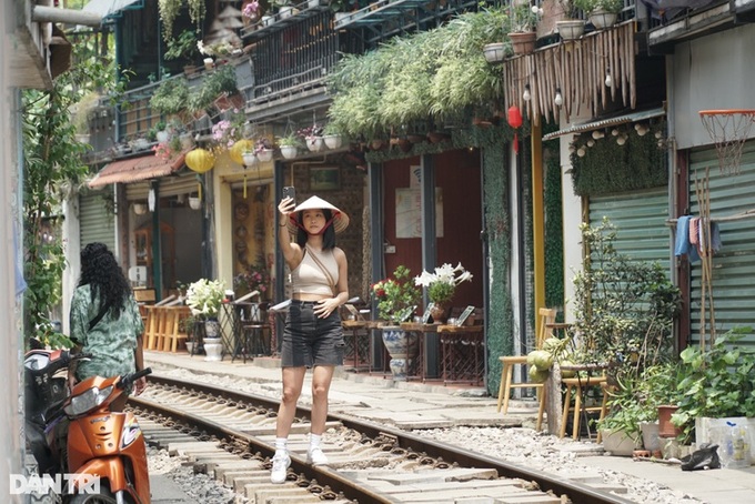 Iconic Hanoi train street cafes reopen - 2