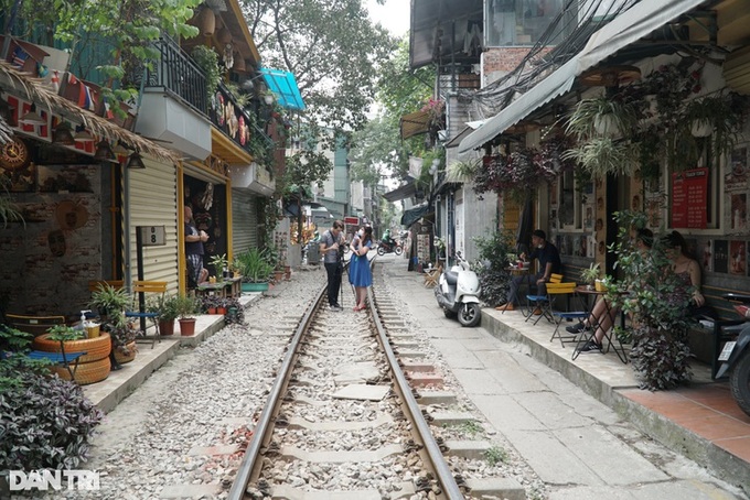 Iconic Hanoi train street cafes reopen - 1