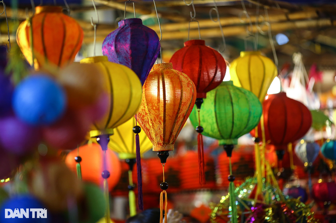 HCM City’s lantern street bustling before Mid-Autumn Festival - 5