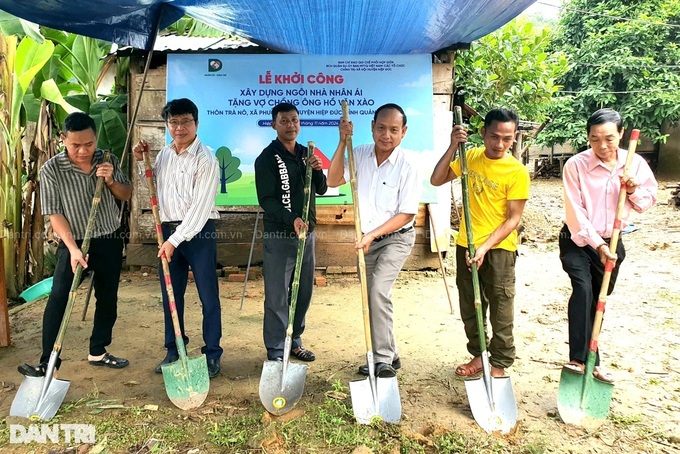 New house built for poor M'Nong couple in Quang Nam - 1