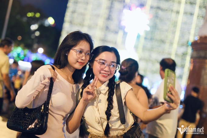 Early Christmas spirit at Ho Chi Minh City Notre-Dame Cathedral - 7