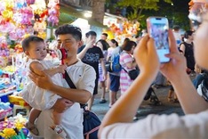 Early Mid-Autumn festival atmosphere hits Hanoi streets