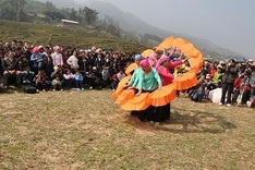 Sapa people offer a banquet of spring festivals