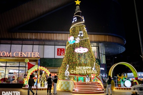 Christmas spirit arrives early in Hanoi