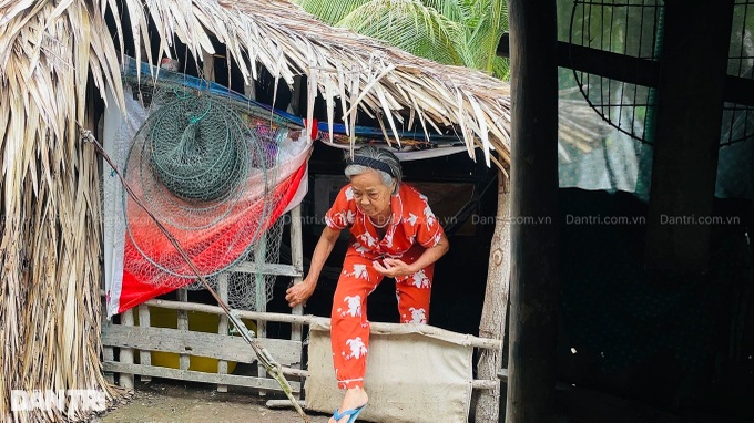 Poor elderly couple in Ca Mau receive community support - 2