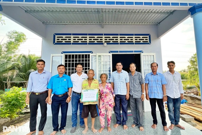 Poor elderly couple in Ca Mau receive community support - 1